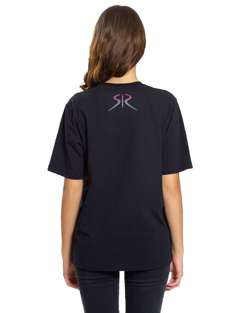 Черна дамска тениска овърсайз с цветно лого и камъни