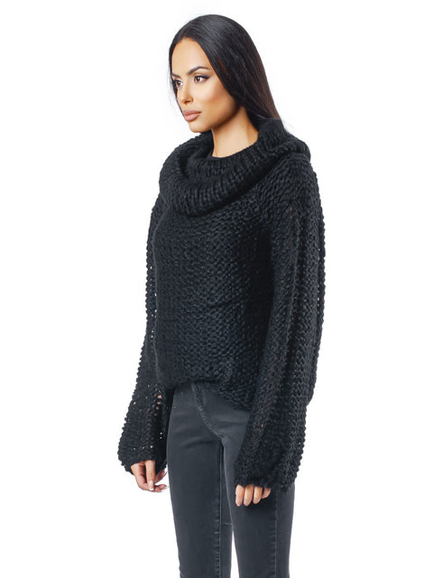Дамски черен плетен пуловер с поло яка