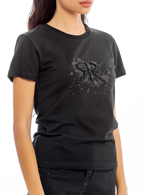 Women's t-shirt with an embroidered logo and black pearls