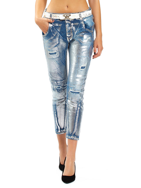 Bleached jeans with an above-the-ankle length and a trendy silver accent