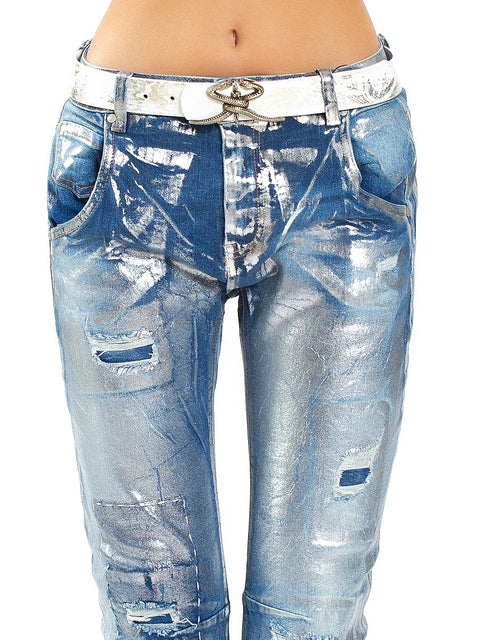 Bleached jeans with an above-the-ankle length and a trendy silver accent