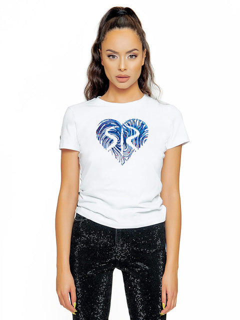 Бяла дамска тениска със стилизирано синьо сърце
