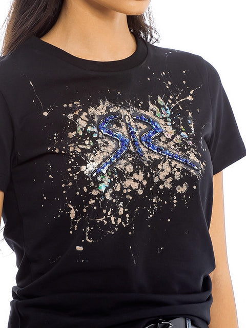 Черна тениска с бродерия, златисти елементи и сини камъни