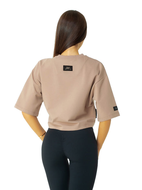 Short beige T-shirt with leather emblem