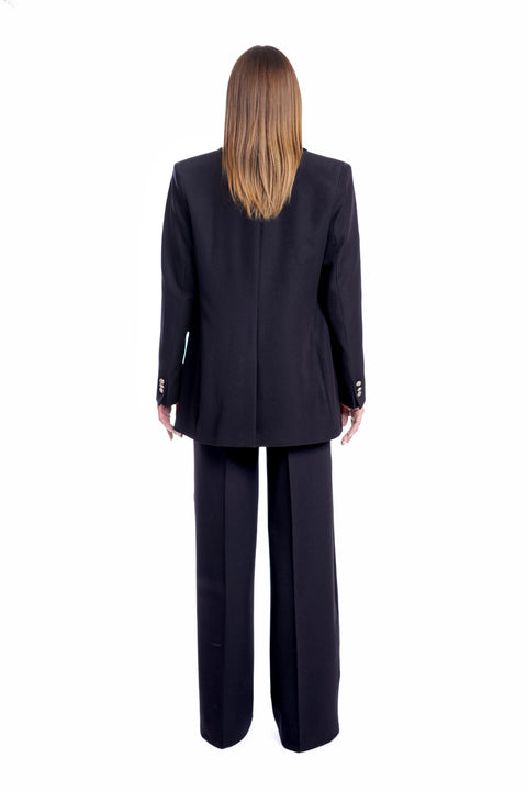 Elegant black suit with oversized jacket and wide-leg trousers