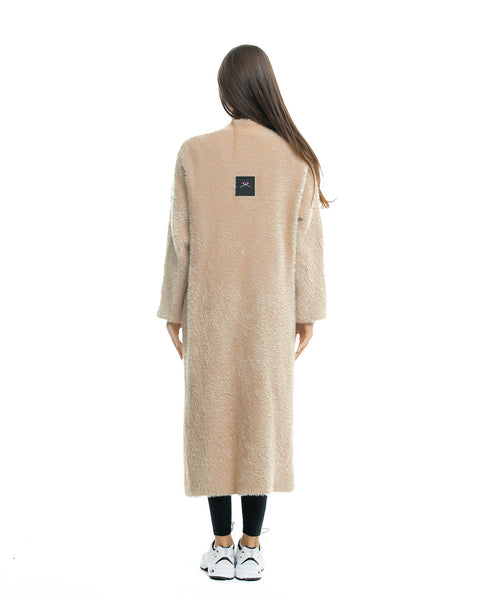 Дълга пухкава жилетка в бежово