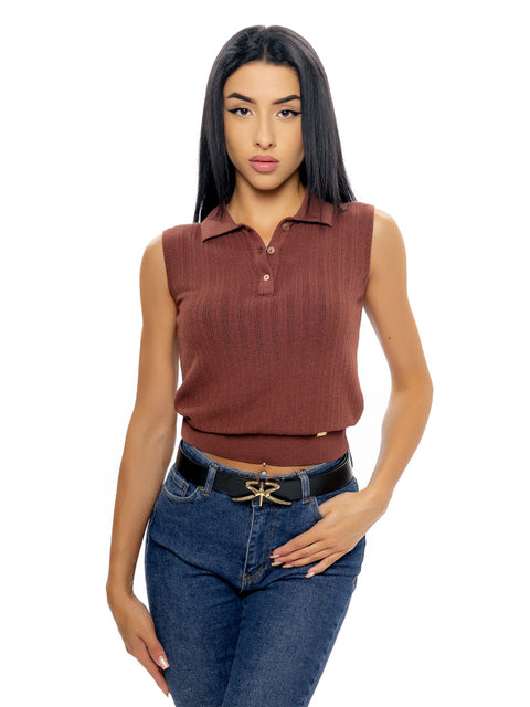 Short brown knitted sleeveless polo shirt