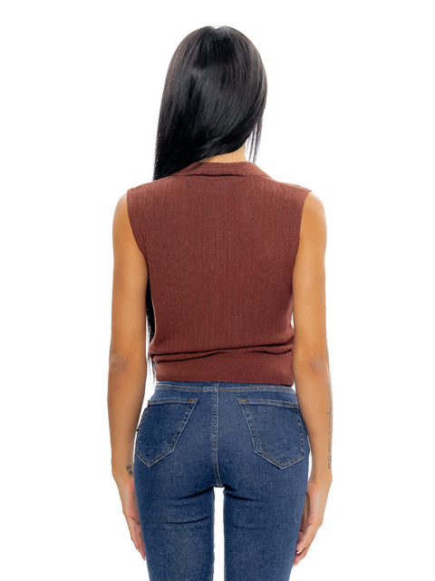 Short brown knitted sleeveless polo shirt