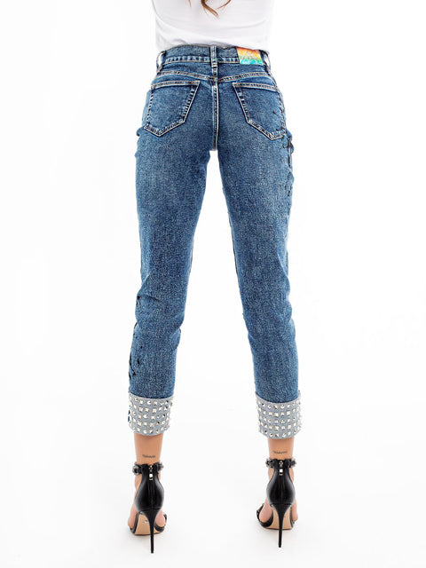 Jeans with eyelets and art elements